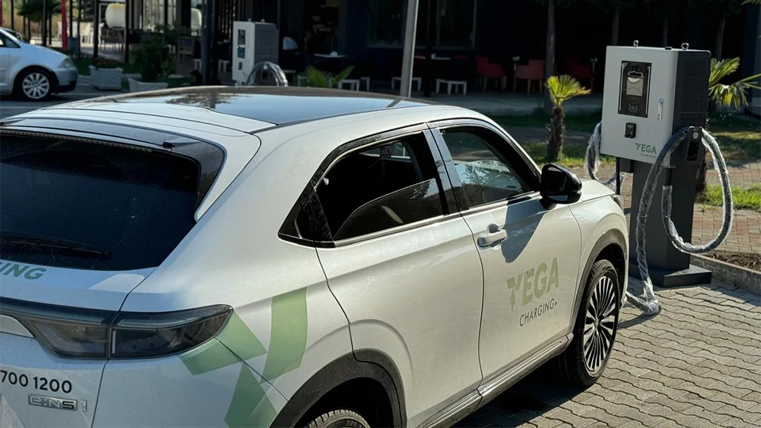 Vega Group: E ardhmja e stacioneve të karikimit për makinat elektrike, çfarë na pret pas 2025